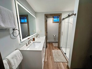 Bruser, hårtørrer, bidet, håndklæder