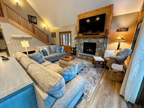 Smart TV, fireplace, books, computer monitors