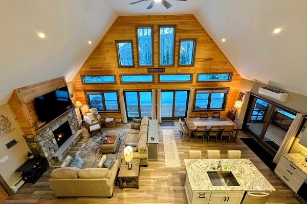 Älytelevisio, takka, kirjoja, tietokoneen näyttö