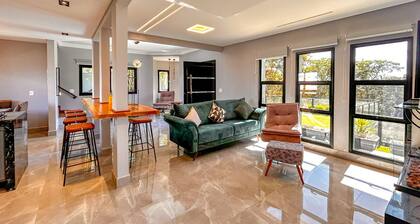 Casa com 4 Suítes, Jacuzzi e Lareira Externa