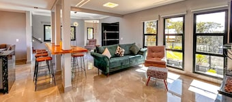 Casa com 4 SuĂtes, Jacuzzi e Lareira Externa