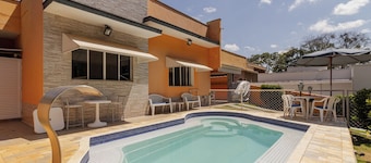 Casa Temática com Piscina e Churrasqueira