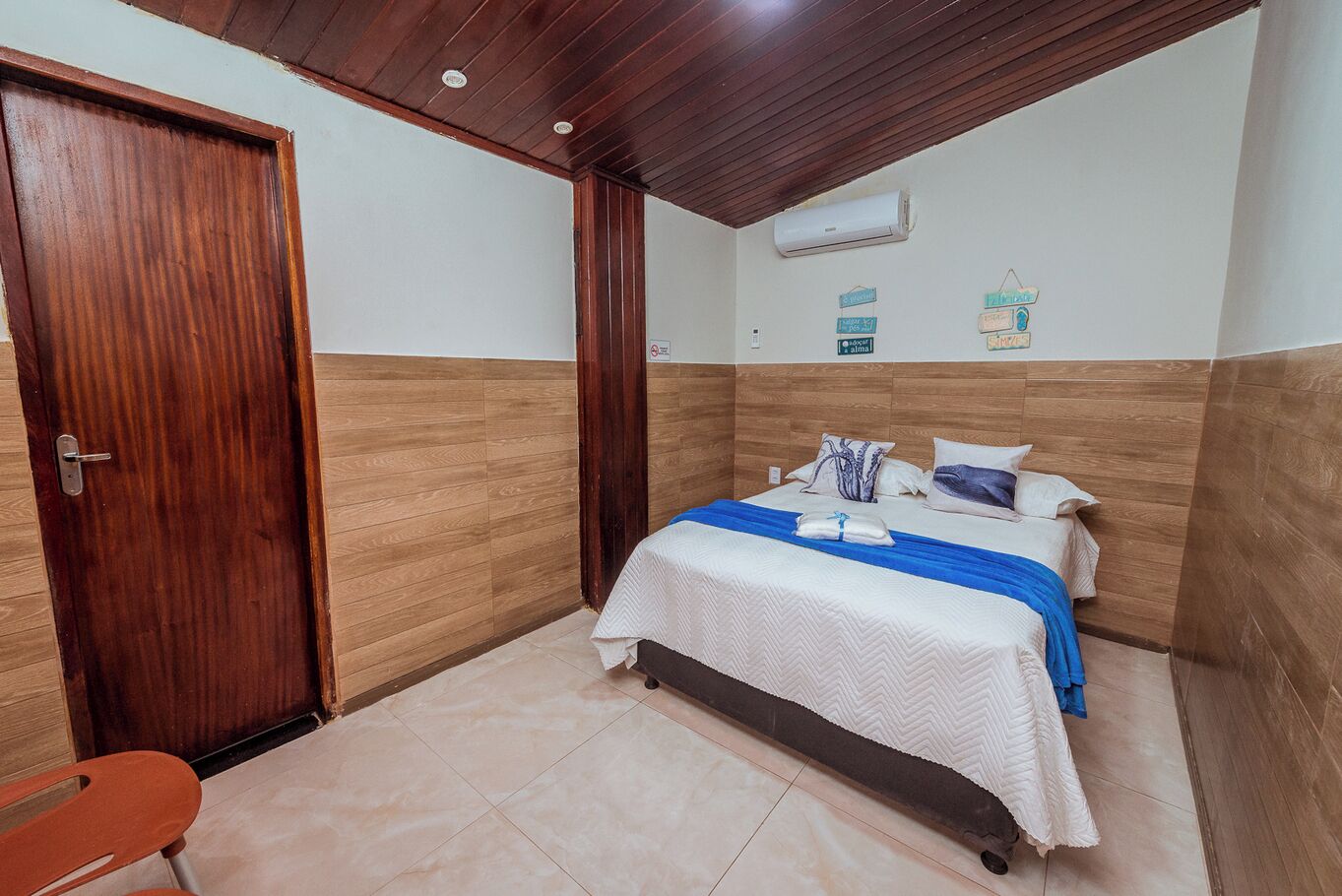 4 bedrooms, WiFi (free), bed sheets