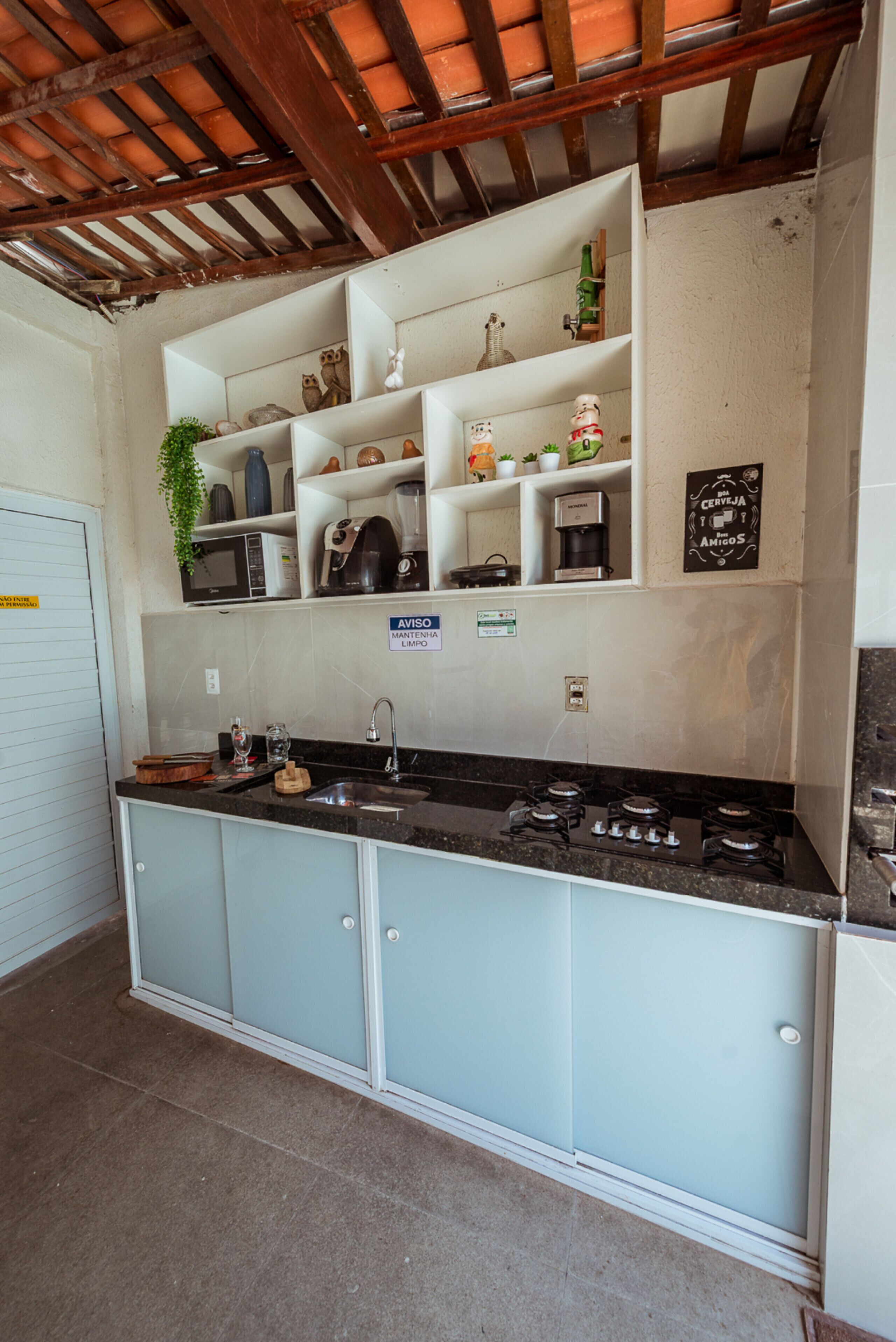 Geladeira, micro-ondas, cooktop, torradeira