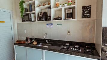 Geladeira, micro-ondas, cooktop, torradeira