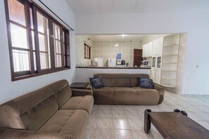 TV - Casa com Piscina e Garagem a 550m da Praia (Peruíbe)