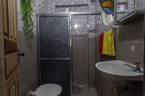 Shower, towels - Apto Próximo ao Itacolomi com Vista e Pet Friendly (Ouro Preto)