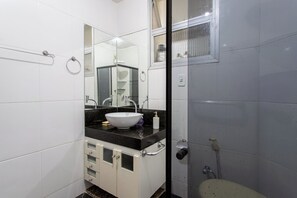 Shower, towels - Apto Pet Friendly c Churrasqueira - Praia do Morro (Guarapari)