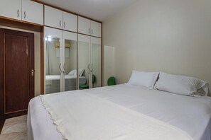 2 slaapkamers, een strijkplank/strijkijzer, gratis wifi, beddengoed