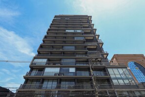 A multi-story building with balconies and large windows. - Flat moderno perto do metrô e do Parque Ibirapuera (São Paulo)