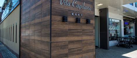 Un bâtiment doté d’une façade en bois et sur lequel on peut lire en grand le nom « Vila Capilano ».