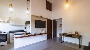 Fridge, microwave, oven, stovetop - Apto completo c/ Varanda, Churrasqueira e Quadras (Trancoso)