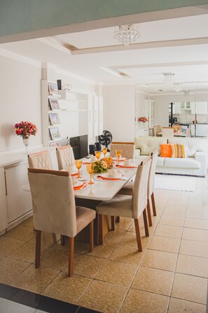 Dining - Casa completa com 3 suítes, wi-fi e smart lock (Belém)