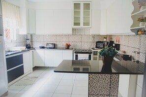 Fridge, microwave, oven, stovetop - Casa completa com 3 suítes, wi-fi e smart lock (Belém)