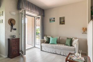 TV - Casa Felice with pool and tennis court (Soiano del Lago)