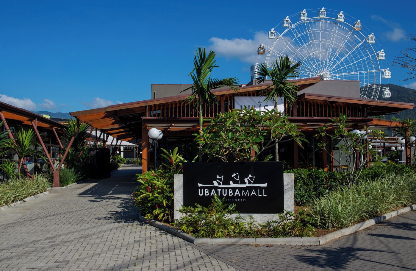 A modern building with a sign reading "UBATUBAMALL AEROPORTO".