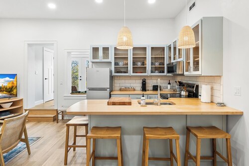 Fully Updated 4 Bedroom Apartments - Downtown and Steps from Green Lake Marina