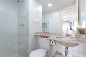 Shower, hair dryer - Apto c/ Piscina e Quadras no Recreio (Rio de Janeiro)