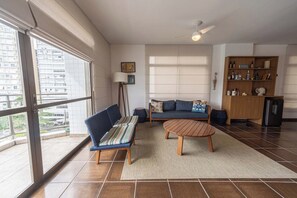 Ein modernes Wohnzimmer mit einer Couch, einem Couchtisch und einem Bücherregal.