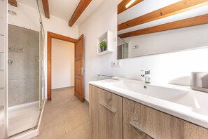 Shower, hair dryer, towels - Villa Joana Aina by Homevillas360 (Port de Pollença)