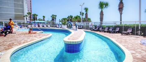 Alberca techada y alberca al aire libre