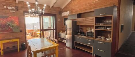 Cafetera y tetera, refrigerador, microondas y horno