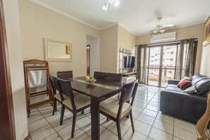 Dining - Apto com Garagem e Ar-condicionado a 600m da Praia (Guarujá)
