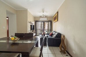 Interior - Apto com Garagem e Ar-condicionado a 600m da Praia (Guarujá)