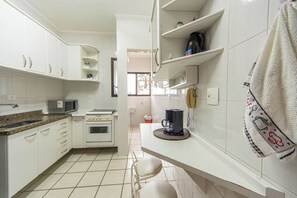 Microwave, oven, stovetop, coffee/tea maker - Apto com Garagem e Ar-condicionado a 600m da Praia (Guarujá)