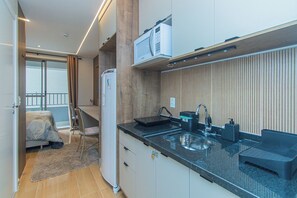 Kühlschrank, Mikrowelle, Herdplatte, Wasserkocher mit Kaffee-/Teezubehör