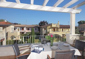 Outdoor dining - Casa Klimt in Manerba del Garda (Manerba del Garda)