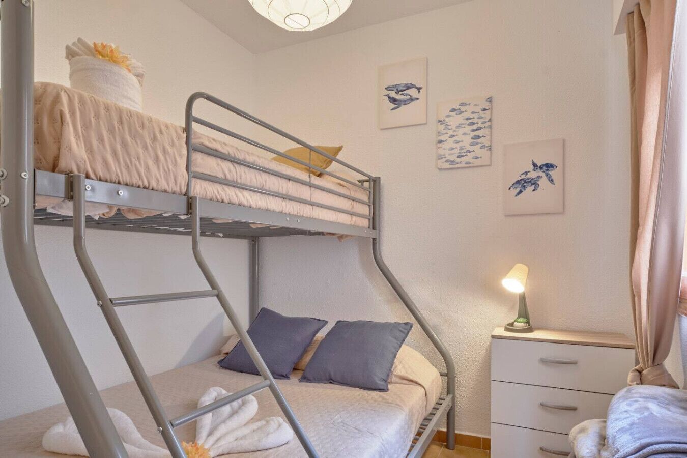 Een strijkplank/strijkijzer, wifi, beddengoed