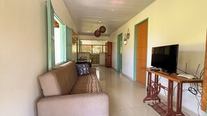TV - Casa Coqueiral: Refúgio de Lazer a Passos da Praia (Prado)
