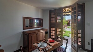Dining - Casa com Piscina a 300m da Praia de Taperapuã (Porto Seguro)