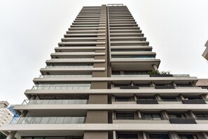 Un edificio de gran altura con múltiples balcones y un diseño arquitectónico moderno.