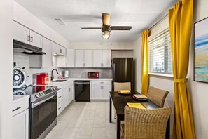 Perhehuoneisto | Yksityinen keittiö | Täysikokoinen jääkaappi, mikroaaltouuni, uuni, liesi