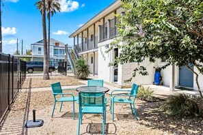 รับประทานอาหารกลางแจ้ง