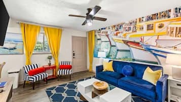 Familieleilighet | Oppholdsområde | En 55-tommers smart-TV med digitale kanaler