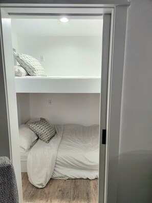 Bügeleisen/Bügelbrett, WLAN, Bettwäsche