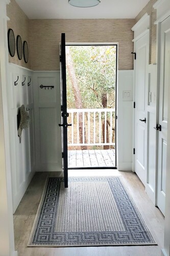 Charming cottage in Niceville. Across from the Bay. Walk to a beach on the Bay.