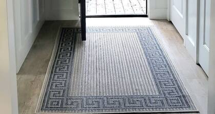 Charming cottage in Niceville. Across from the Bay. Walk to a beach on the Bay.