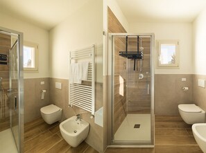 Shower, hair dryer, bidet, towels - Villa Fortuna by Garda FeWo in Manerba (Manerba del Garda)