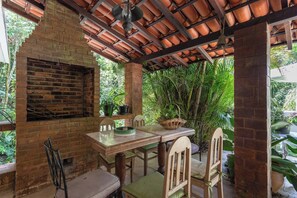 Outdoor dining - Casa com Piscina, Churrasqueira, Jogos e Lareira (Petropolis)