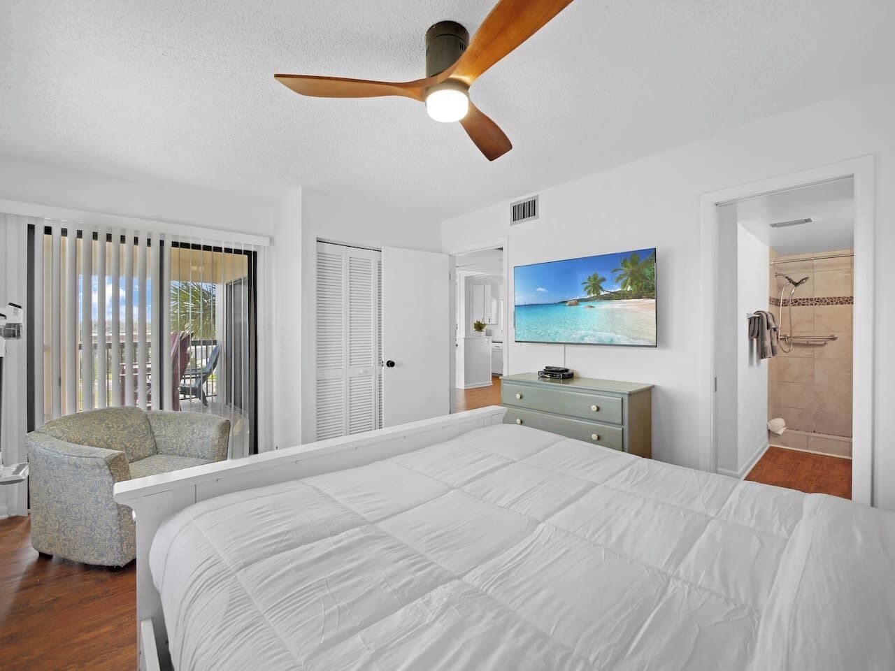 Iron/ironing board, WiFi, bed sheets