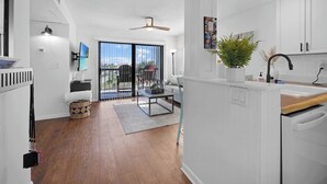 Ein modernes Apartment mit Küche, Essbereich und einem Balkon mit Aussicht.