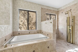 Dusche, Whirlpool, Haartrockner, Handtücher