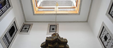 Hiên