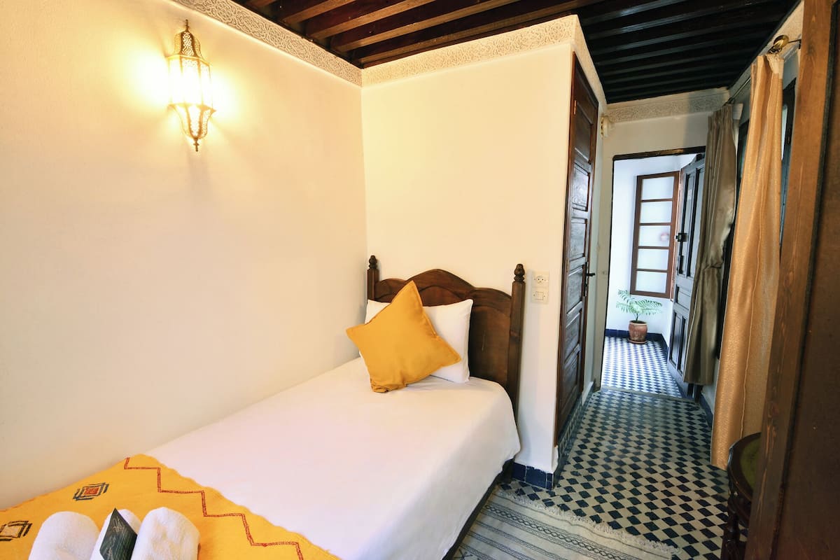 Standaard eenpersoonskamer, uitzicht op binnenplaats | Een strijkplank/strijkijzer, gratis wifi