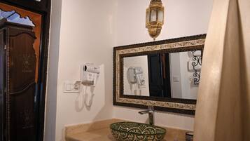 Junior Suite | Bathroom | Shower, hair dryer, bidet, towels