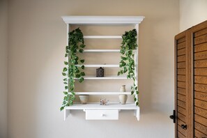 Interior - Queen's House Holiday Apartment – Modern Comfort in Pula, Sardinia (Pula)